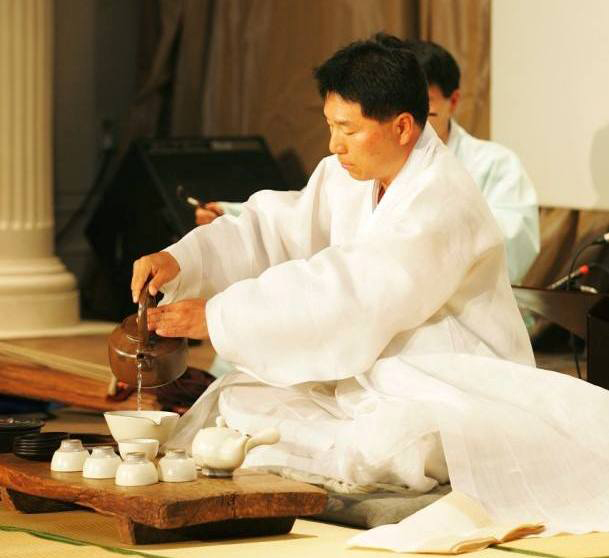 Мастер чайных церемоний. Чайная церемония Чосон. Корейская чайная церемония Чосон. Корейская церемония чая Чосон. Одежда для японской чайной церемонии.